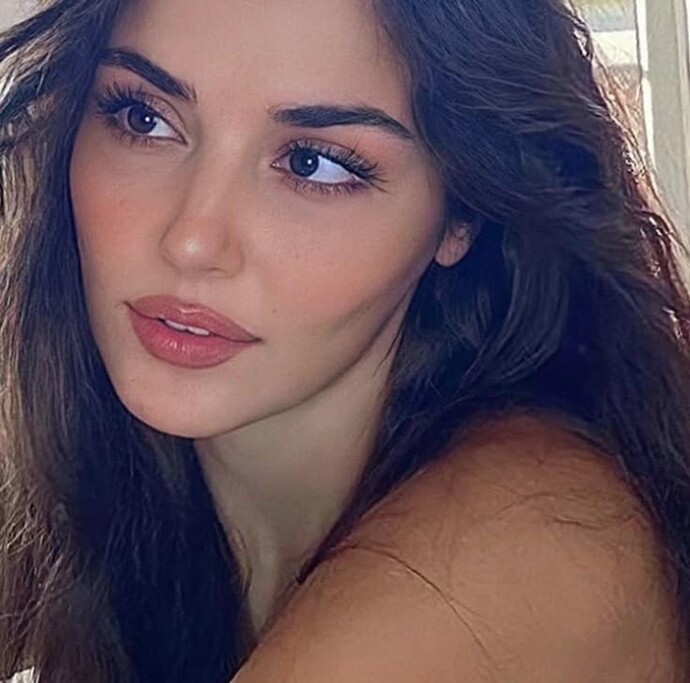 Hande Erçel ve ona benzeyen kızlar neden bu kadar çekici ve ilgi çekici geliyor?