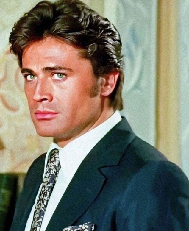 Kadir İnanır mı Cüneyt Arkın mı daha yakışıklı, sizce hangi Yeşilçam jönü efsane?