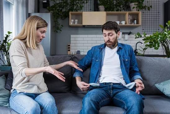 Maddi durumu iyi olmayan biriyle sevgili olunur mu?