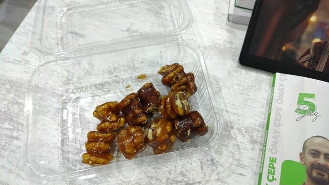Çayın yanında sucuklu ceviz, kuruyemiş falan mı daha iyi gider?