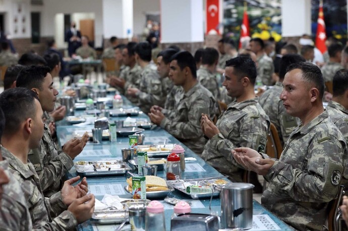 Askerde Ramazani geçiren var mı?