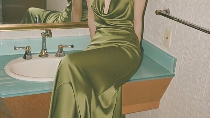 Saten elbiseler kadınlara daha mı çok yakışıyor?