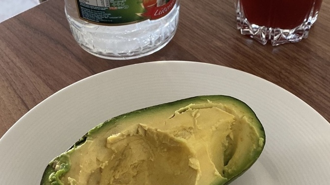 Gerçek gurmeler avokadoyu salatada mı yer kaşıklayarak mı yemeli?