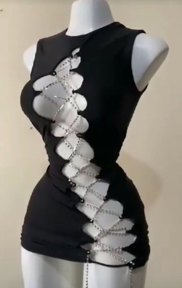 Bu elbiselerden birini almayı düşünüyorum ama çok kararsız kaldım, sizce çok mu açıklar?