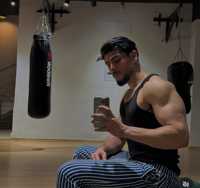 Bana istek atan bu eleman nasıl biri, sizce kız olarak isteğini kabul etmeli miyim?