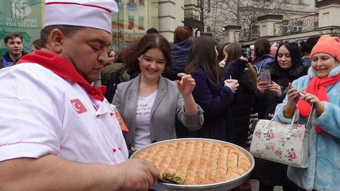 Fıstıklı baklavanın tanesi 100 TL olmuş, kimler bugün fıstıklı baklava yiyor?