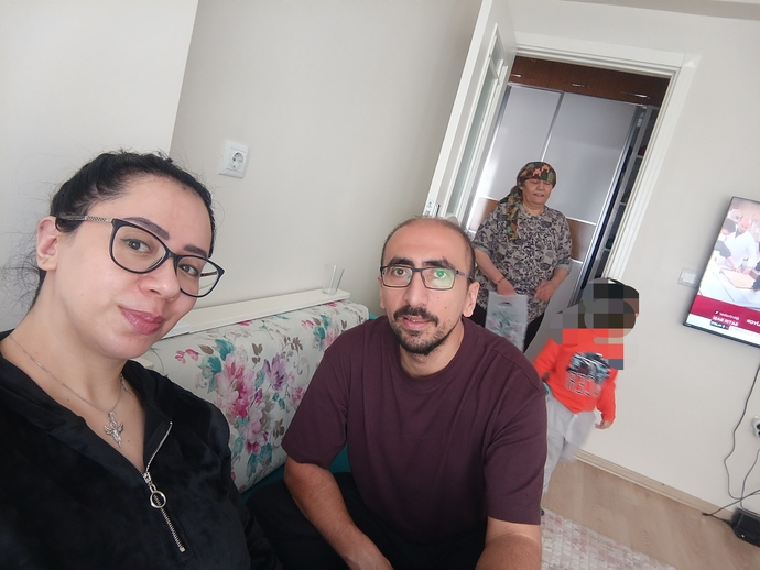 Eşimin yanında büyük ve yaşlı mı duruyorum dalga geçmeden yazın lütfen?