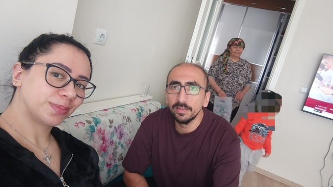 Eşimin yanında büyük ve yaşlı mı duruyorum dalga geçmeden yazın lütfen?