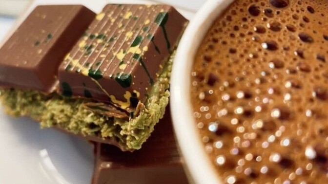 Nescafe'nin yanında çikolata yiyince tadı acı geliyor, Türk kahvesinin yanında çikolata yiyince kahve acı geliyor mu?