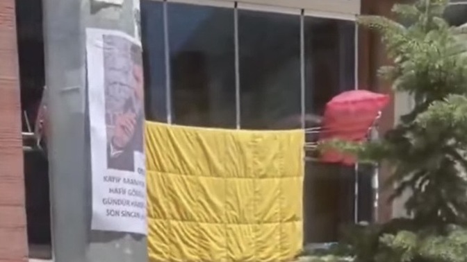 "kocam kayboldu beni ortada bıraktı bari boşanayım da babamın maaşını alayım 😭🇯🇵" ?