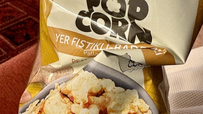 Film 🎥 izlerken en severek tükettiğin atıştırmalık ne? Sever misin popcorn 🍿 ?
