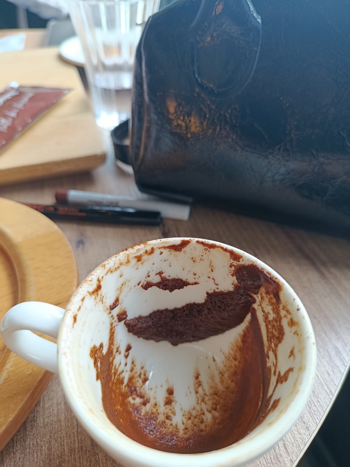 Kahve falına bakan var mı, fotoğraf atsam detaylı yorumlar mısınız?