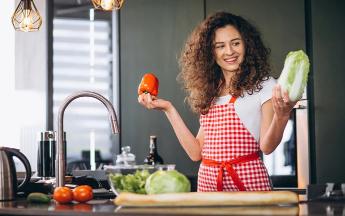Kadınlar; yemek yaparken eşine veya ailesine ne yapayım akşama diye soruyorlar mı, yoksa kendi canı istediği yemeği mi yapıyorlar?