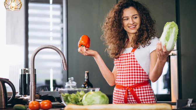 Kadınlar; yemek yaparken eşine veya ailesine ne yapayım akşama diye soruyorlar mı, yoksa kendi canı istediği yemeği mi yapıyorlar?