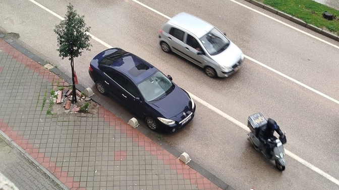 Babamın arabasını sokakta bırakmak güvenli mi, kapalı otopark mı şart?