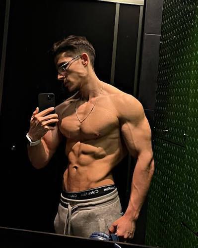 Sporcu erkeklerin üstsüz fotoğraf paylaşması sapıklık mı yoksa özgüven belirtisi mi?