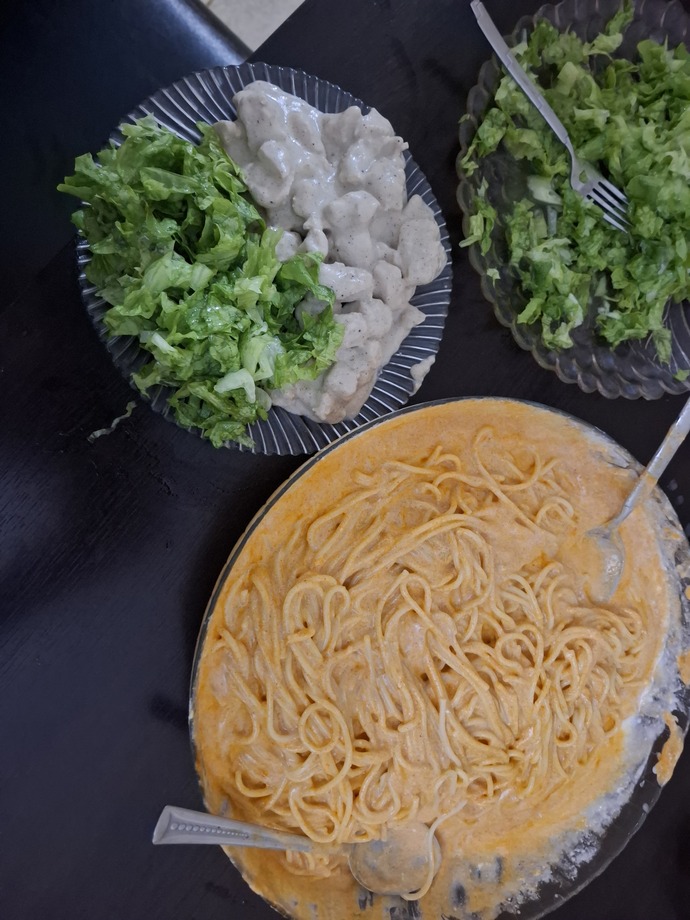 Kremalı tavuk+ tereyağlı, kırmızı biberli makarna+ bildiğin salata