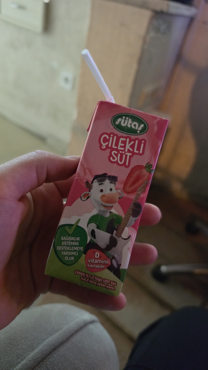 Çilekli süt mü sade süt mü daha iyi, siz hangisini ve neden tercih ediyorsunuz?