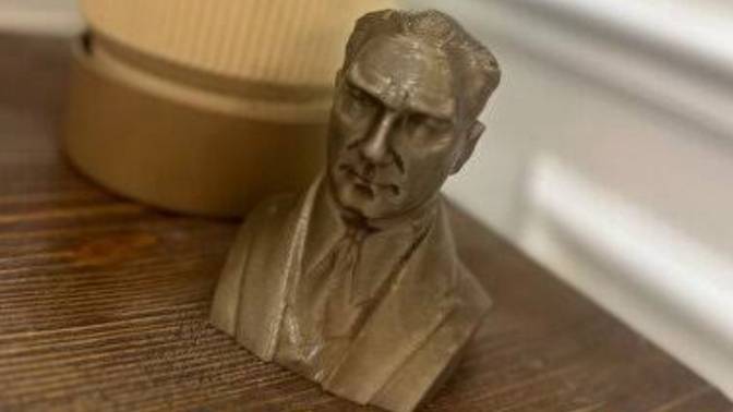 Evinizde minyatür Atatürk büstü heykeli var mı? Bence her Türk'ün evinde muhakkak olmalı, bana huzur veriyor manevi olarak?