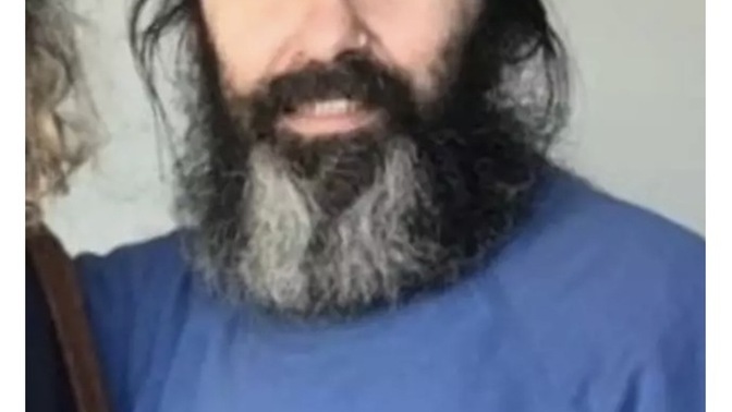 Bi erkeğin bu şekilde sakal uzatıp hep aynı kıyafeti giymesinin sebebi nedir?