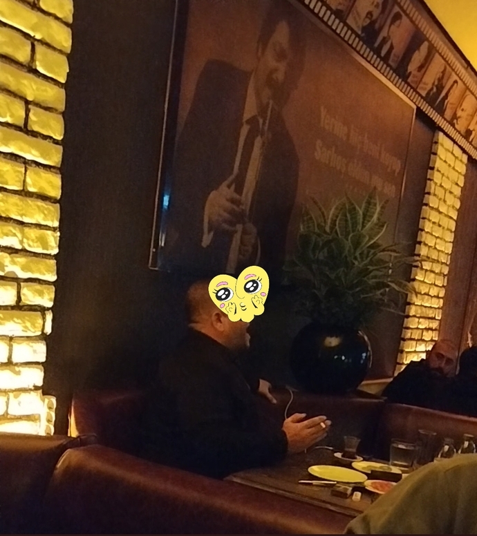 Tepemden aşağı Gül yaprağı döktürüyorsun ama konuşmaya gelmiyorsun aşk olsun 🥹sesine aşık oldum 🫠