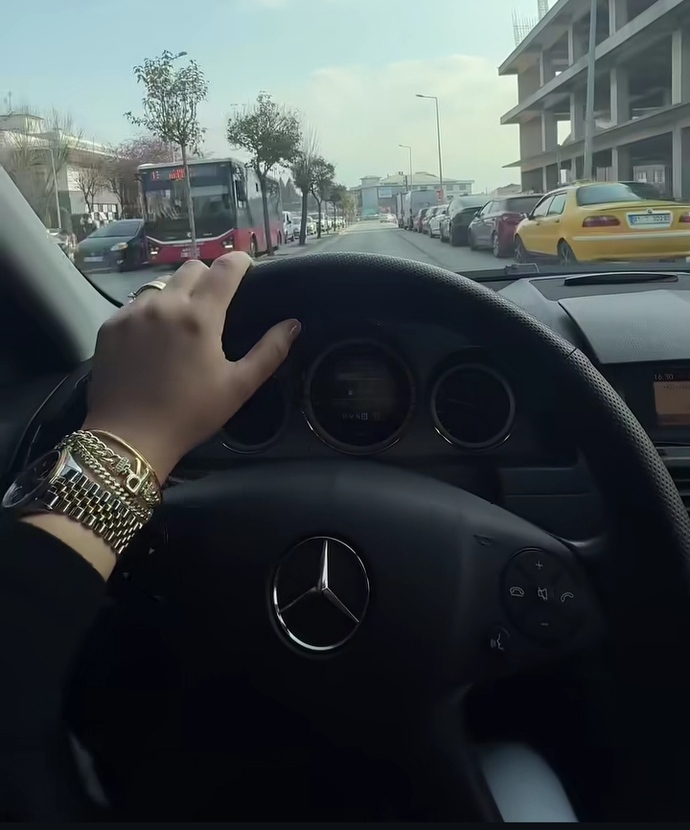 Sizce ehliyet almak mı daha zor yoksa kocadan araba sürmeyi öğrenmek mi 😂?