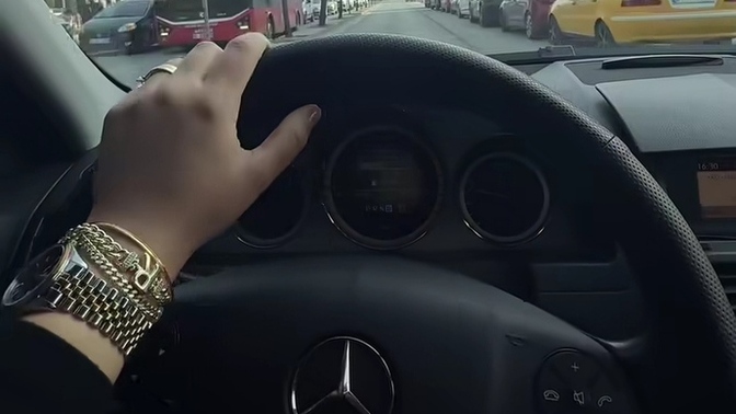 Sizce ehliyet almak mı daha zor yoksa kocadan araba sürmeyi öğrenmek mi 😂?