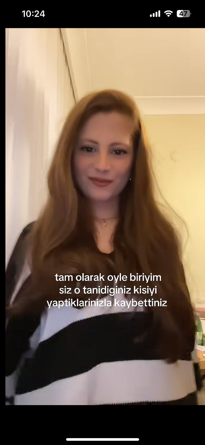 Şu cirkin kizlarin egosu nolcak boyle?