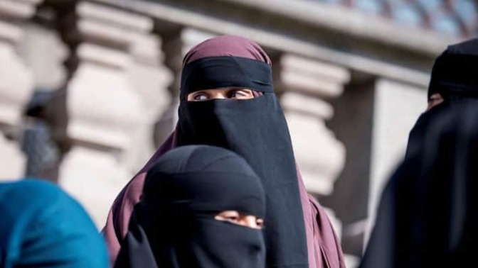 Hollanda’da peçeli kadına satış yapmayan balıkçı ayrımcılık mı yapıyor, sizce dava açılması doğru mu?
