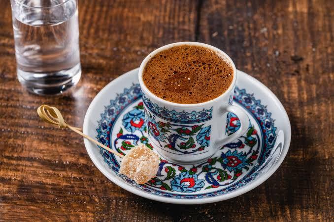 Çay’ın yanında sigara mı, kahvenin yanında çikolata mı? (hangisini seviyorsun)?