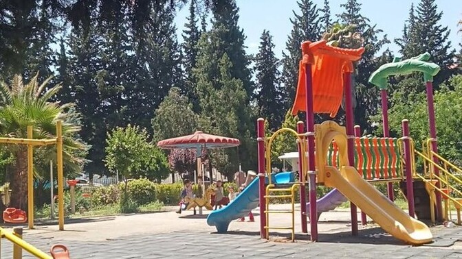 Hala bir çocuk parkında oyun oynamayı sever misiniz, yoksa sadece uzaktan izleyenlerden misiniz?