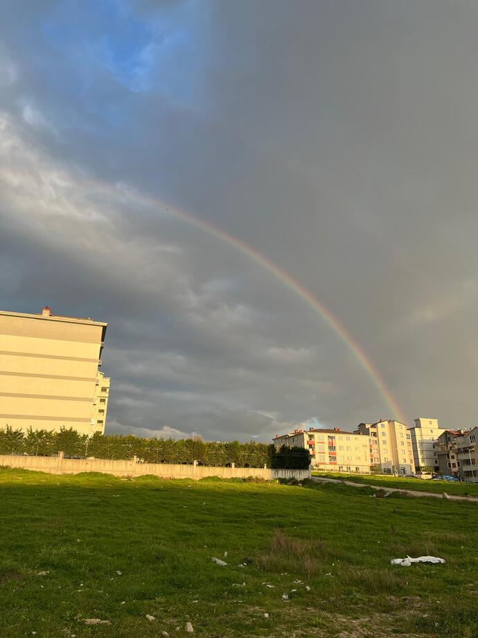 Sen hiç gerçek bir gökkuşağı gördün mü 🌈? Ama o canlı canlı renkleriyle gözyüzünde yükselirken?
