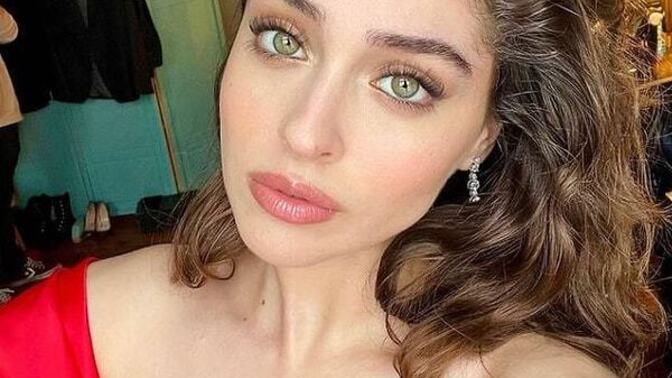 Cemre Baysel mi Scarlett Johansson mı daha güzel?