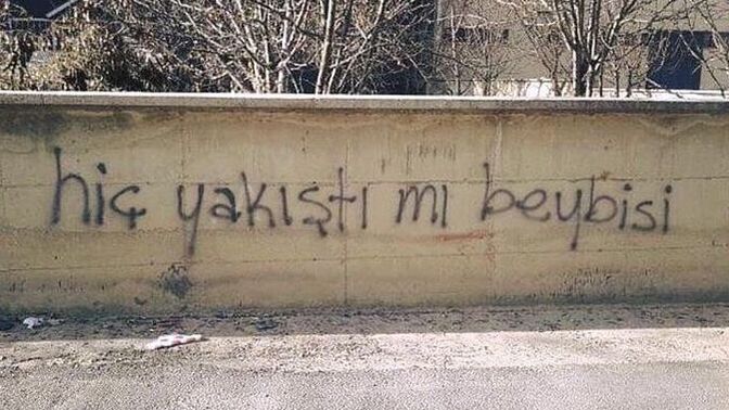 Burada sana kırgın olan biri var mı?
