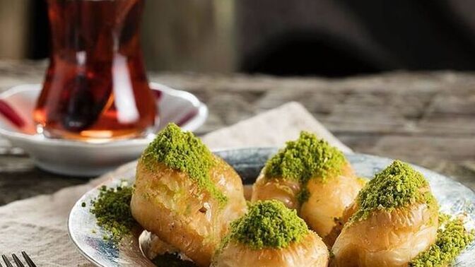 Selam baklavalarım! Sizce baklava yanında en güzel hangi içecek gider?