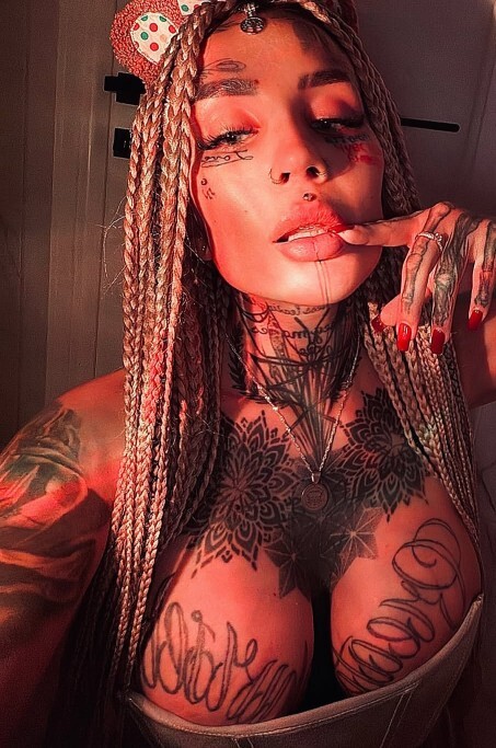 Sizce göğüs üzeri ya da üstü tattoo güzel mi?