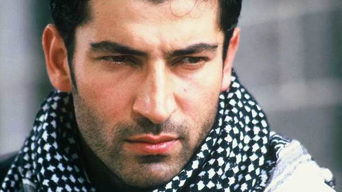 Kenan İmirzalıoğlu mu Kıvanç Tatlıtuğ mu daha yakışıklı?