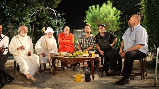 Çevre edinmek mi daha güzel, tek tabanca takılmak mı?