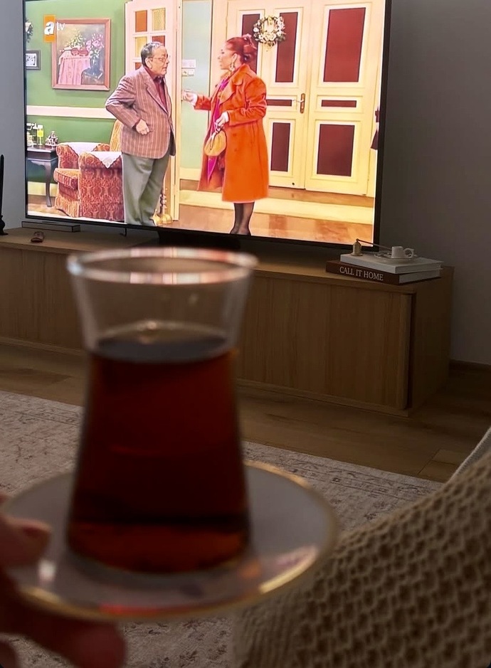 Çayını alıp TV karşısına geçtiğinde ne izlemeyi daha çok seversin, dizi mi film mi yarışma mı?