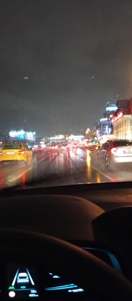 İstanbul trafiğinde yağmurlu havada araba kullanmayı sever misiniz?