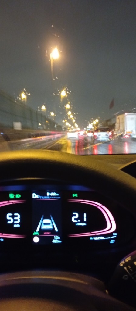 İstanbul trafiğinde yağmurlu havada araba kullanmayı sever misiniz?