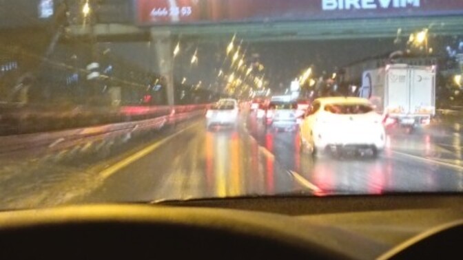 İstanbul trafiğinde yağmurlu havada araba kullanmayı sever misiniz?