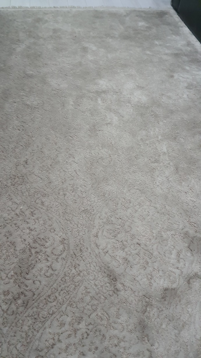 Mavi tonlarının hakim olduğu bu ahşap odaya ne renk halı kullanmalı?