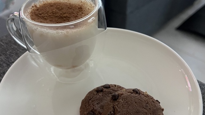 Geniz akıntısı ve boğaz ağrısına en iyi sıcak içecek salep mi olur?