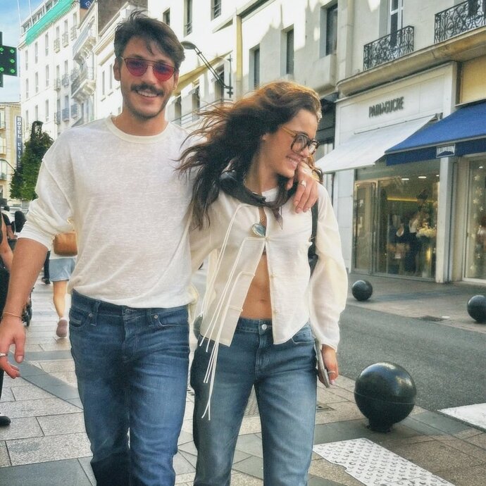 Sevgilinizle sokakta sarmaş dolaş yürümek size romantik mi gelir yoksa abartı mı?