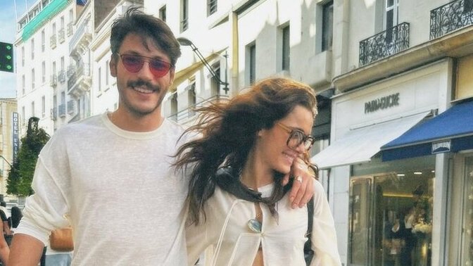 Sevgilinizle sokakta sarmaş dolaş yürümek size romantik mi gelir yoksa abartı mı?