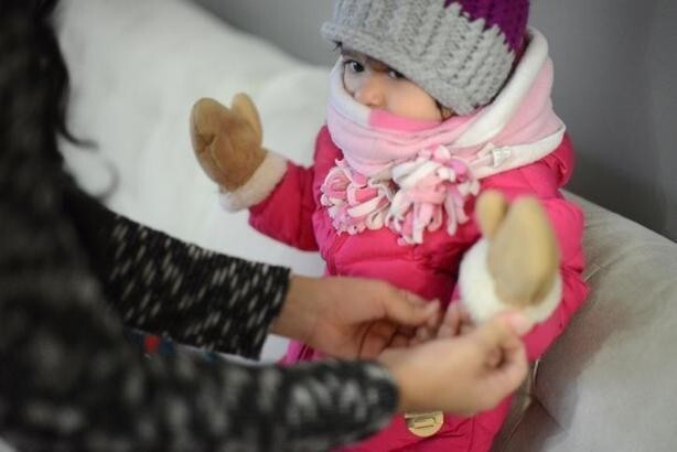 Bebeğiniz olsa kat kat giydirir miydiniz yoksa nazik mi büyütürdünüz?
