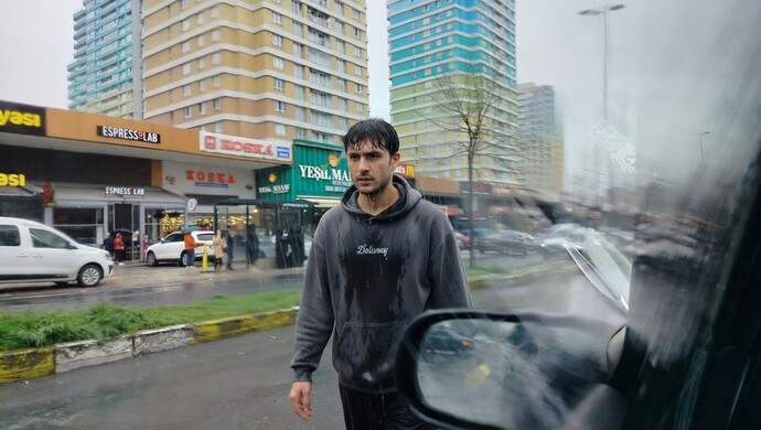 şu an araçtan indim yağmurlu havada geziyorum, üstündeki kıyafetler bende olsaydı ben ne giyip gezmiş olurdum?