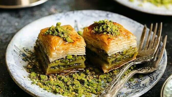 Sence baklava yabancılar tarafından "Sweet Pastry" diye mi söylenmeli mi yoksa ona herkes Baklava mı demeli?