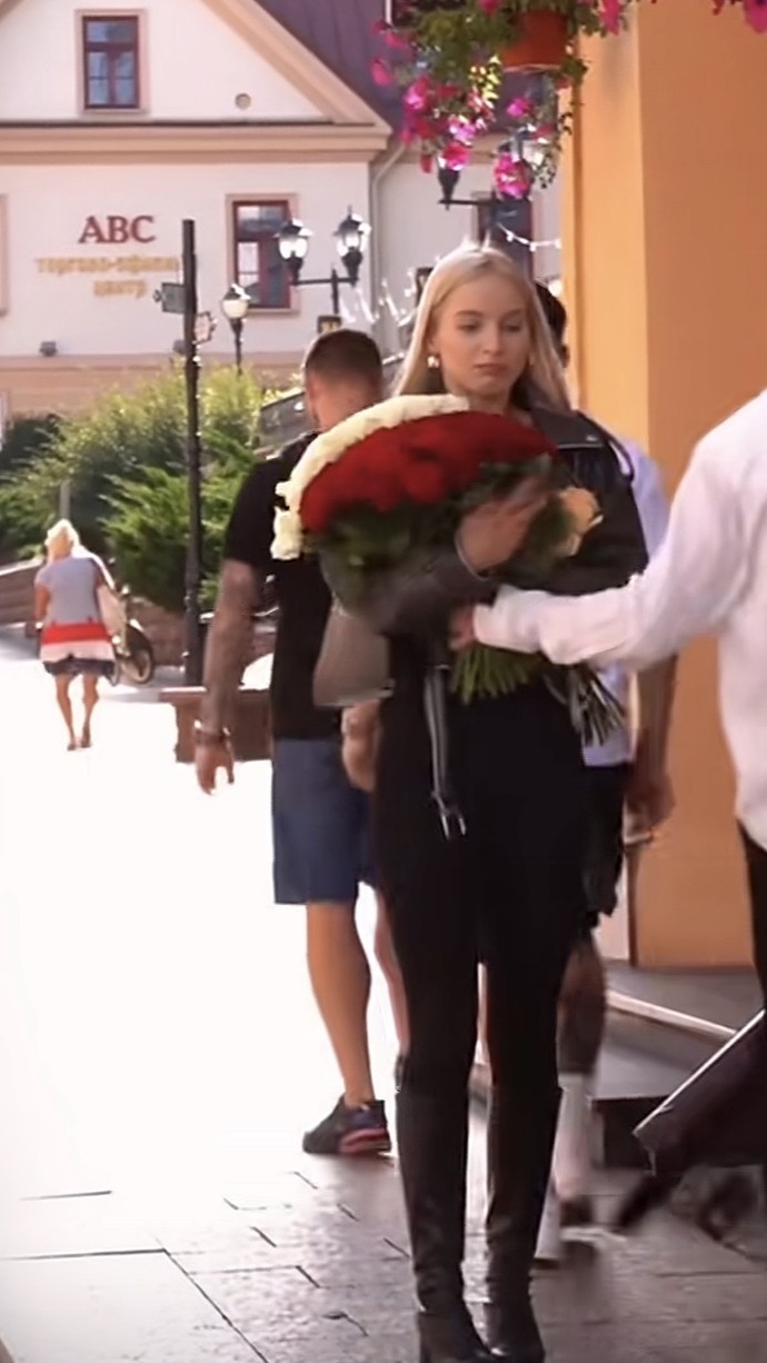 Yolda yürürken hic tanimadiginiz biri size birden cicek verse ne yaparsiniz, tepkiniz ne olur?